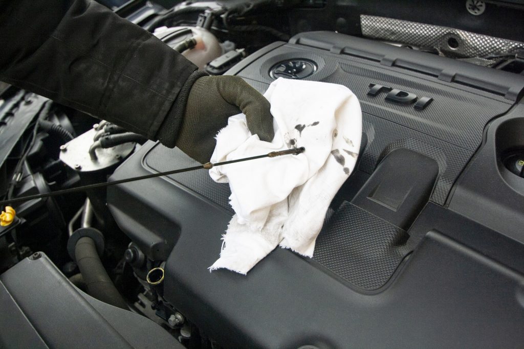 Manutenção do carro: verifique o óleo todo mês