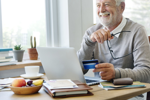 Homem mais velho fazendo compra online