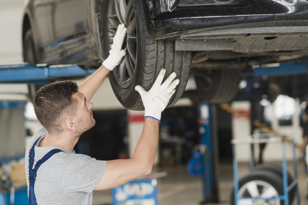 troca-de-pneus-na-avaliação-de-carros-usados