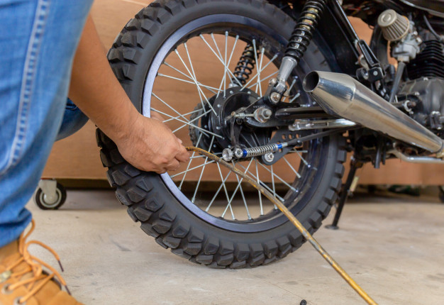É um cuidado muito importante: manter os pneus da moto calibrado