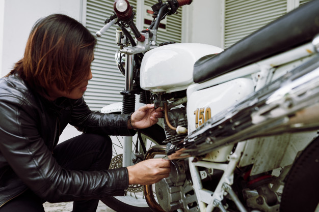 inspecionar a moto é um cuidado diário