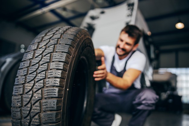os cuidados com o pneu do carro: calibre os pneus e estepe.